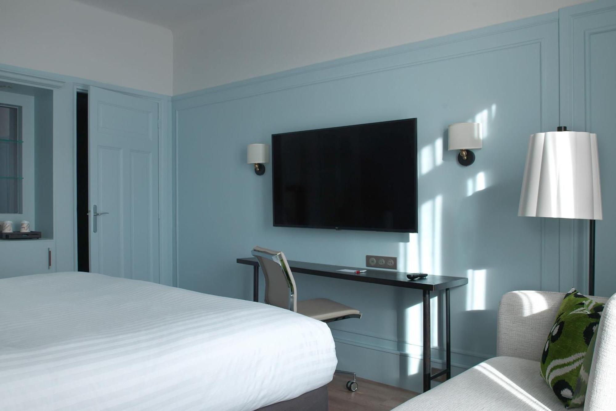 Deluxe room with king size bed,1498479619:JPEG